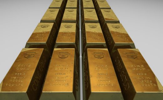 黄金大盘二手变现场景：银行贵金属柜台工作人员正在用精密天平称量一枚足金大盘，旁边放有检测证书和回收单据
