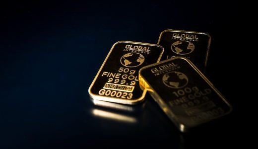 黄金大盘投资与收藏对比示意图：左侧展示投资型金条与黄金大盘并排，右侧展示限量版收藏级黄金大盘配证书与锦盒，体现两种持有策略的差异